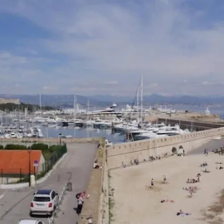 Bord De - Ac, Wifi, Chic, Sea View, 2 Minutes Walk Apartment *